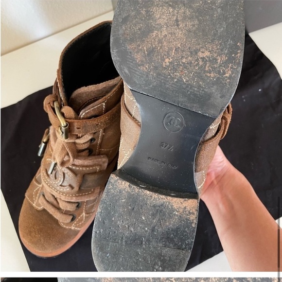 100% Authentic Chanel Brown Suede Combat Boots size 37.5 / 7 w/ BOX and dust bag - Picture 9 of 11